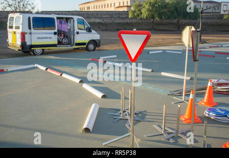 Piccoli segnali di traffico di giocattoli per i bambini di strada di apprendimento regole alla scuola primaria. Educazione alla sicurezza stradale gioco per bambini Foto Stock