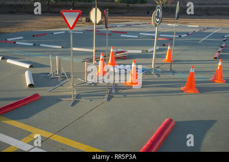 Piccoli segnali di traffico di giocattoli per i bambini di strada di apprendimento regole alla scuola primaria. Educazione alla sicurezza stradale gioco per bambini Foto Stock