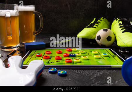 Immagine di due tazze di schiuma della birra, calcetto, palla, battito del giocattolo Foto Stock