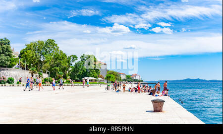 La gente ascolta le autorità marittima sul lungomare in Zadar, Croazia. Foto Stock