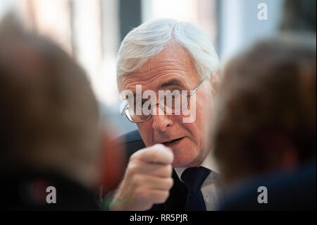 Gruppo Cuneo zincatura Ltd, Stafford Street, Willenhall, West Midlands, Regno Unito. Il 21 febbraio 2019. John McDonnell MP, del lavoro del cancelliere ombra Foto Stock