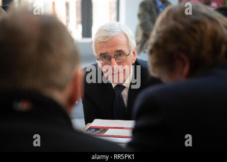 Gruppo Cuneo zincatura Ltd, Stafford Street, Willenhall, West Midlands, Regno Unito. Il 21 febbraio 2019. John McDonnell MP, del lavoro del cancelliere ombra Foto Stock