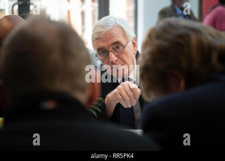 Gruppo Cuneo zincatura Ltd, Stafford Street, Willenhall, West Midlands, Regno Unito. Il 21 febbraio 2019. John McDonnell MP, del lavoro del cancelliere ombra Foto Stock