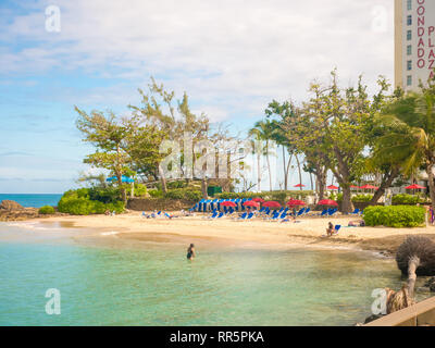 Il Condado, San Juan, Puerto Rico. Gennaio 2019. Vista la playita del Condado e il Condado Plaza hotel su di una splendida giornata estiva, San Juan, Puerto Foto Stock