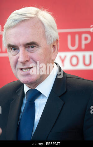 Gruppo Cuneo zincatura Ltd, Stafford Street, Willenhall, West Midlands, Regno Unito. Il 21 febbraio 2019. John McDonnell MP, manodopera l'ombra del cancelliere, prende Foto Stock