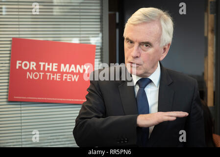 Gruppo Cuneo zincatura Ltd, Stafford Street, Willenhall, West Midlands, Regno Unito. Il 21 febbraio 2019. John McDonnell MP, manodopera l'ombra del cancelliere, prende Foto Stock