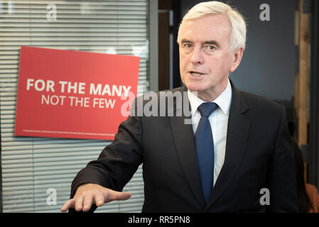 Gruppo Cuneo zincatura Ltd, Stafford Street, Willenhall, West Midlands, Regno Unito. Il 21 febbraio 2019. John McDonnell MP, manodopera l'ombra del cancelliere, prende Foto Stock