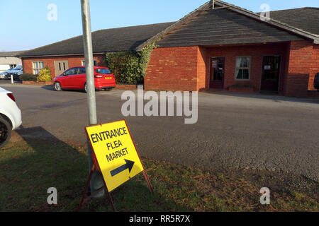 Giallo ingresso temporaneo di firmare con la freccia di direzione ad un mercato delle pulci evento in una sala in Lincolnshire Showground, Lincoln, Lincolnshire, Regno Unito Foto Stock