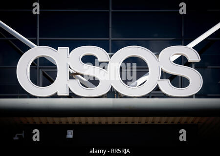Il digital signage di Asos al di sopra della società di magazzino di distribuzione nella periferia di Barnsley, Regno Unito (solo uso editoriale) Foto Stock