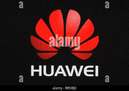 Il logo Huawei come su di una batteria di alimentazione montato in uno dei suoi prodotti di elettronica (solo uso editoriale). Foto Stock
