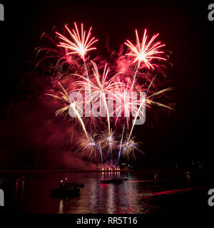 Fuochi d'artificio andando fuori all'annuale nazionale campionati di fuochi d' artificio sul listello di montaggio.Plymouth,Devon. Foto Stock