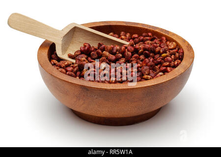 Essiccato sumac bacche con cucchiaio nella ciotola di legno isolato su sfondo bianco Foto Stock