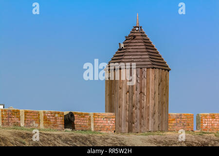 Fortificazioni e cannoni sui bastioni della fortezza Azov fondata dai turchi dell'Impero Ottomano nel 1475 nel sud della Russia Foto Stock