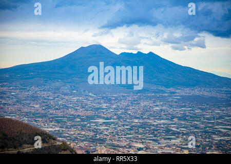 Panorama del vulcano Vesuvio e Pompei in serata, Italia Foto Stock