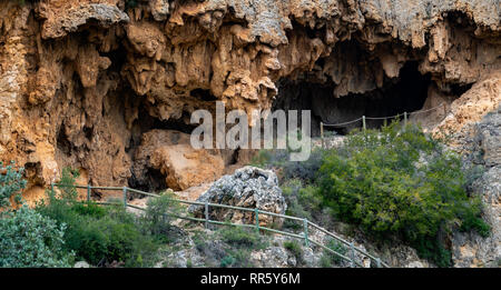 Profonda grotta con staccionata in legno di accesso del percorso Foto Stock