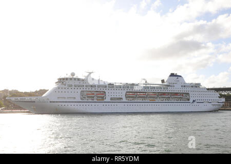 Cruise & Maritime Voyages' MV Columbus nave da crociera ormeggiata al Terminal Passeggeri Oltreoceano a Sydney, in Australia. Foto Stock