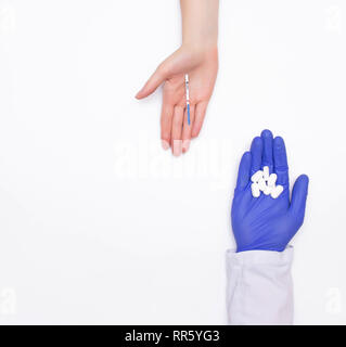 La ragazza tiene in mano un test di gravidanza con una striscia. Il medico detiene il controllo delle nascite pillole e pillole per la gravidanza in mano spazio copia, cont Foto Stock