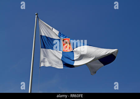 Finlands bandiera di stato con lion figura nel rettangolo rosso volare in aria Foto Stock