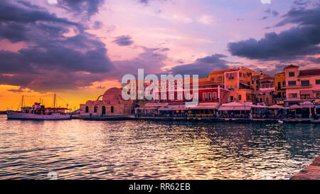 CHANIA, CRETA, Grecia - 26 giugno 2016: bellissima vista al tramonto del vecchio porto veneziano di Chania sull isola di Creta, Grecia. Foto Stock