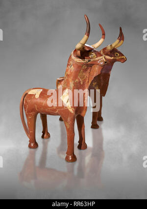 Terra cotta rituale bull pentole, probabilmente di Hurri & Serri, i tori di Teshup il dio delle tempeste. prodotto come coppie differisce solo nella direzione della loro Foto Stock