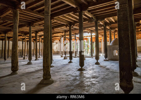 Colonne in legno intagliato della moschea Juma e (Moschea del Venerdì) nella fortezza di Khiva Ichan-kala, Uzbekistan Foto Stock