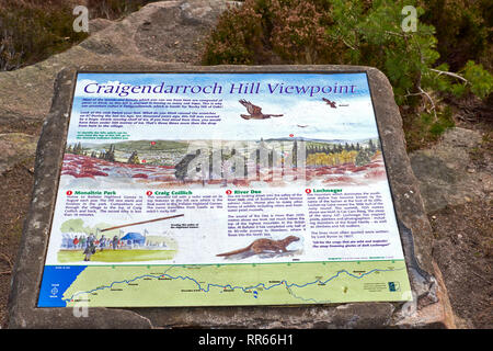 CRAIGENDARROCH A PIEDI a Ballater Scozia ABERDEENSHIRE informazioni placca o firmare in cima alla collina Foto Stock