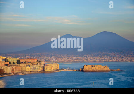 Vista della costa di Napoli e medievale Castel dell'Ovo. Castello di uovo. Vista panoramica. Turismo invernale in Italia concept Foto Stock