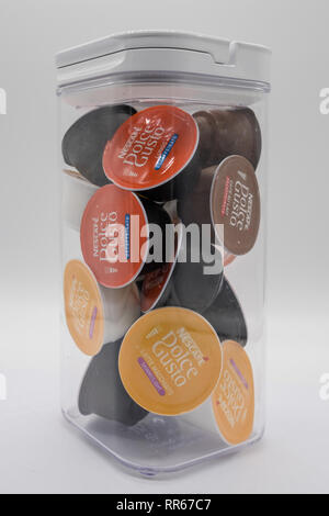 Largs, Scotland, Regno Unito - 22 Febbraio 2019: Contenitore in plastica con Dolce Gusto cialde di caffè che può essere riciclato o inceneriti. Foto Stock