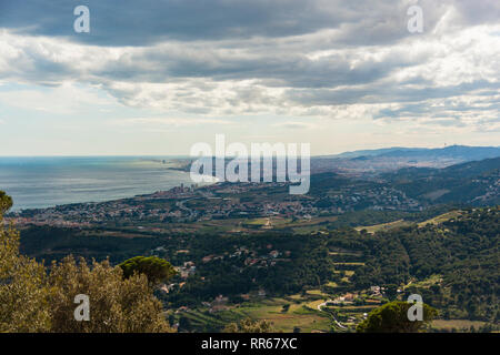 Vedute aeree di Barcellona da un parco naturale Serralada de Marina Foto Stock