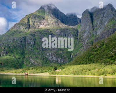 Shore A Raftsund, lo stretto tra le isole e Hinnøya Austvågøya, vista verso le montagne sull'isola Lofoten Austvagöy, Norvegia Foto Stock