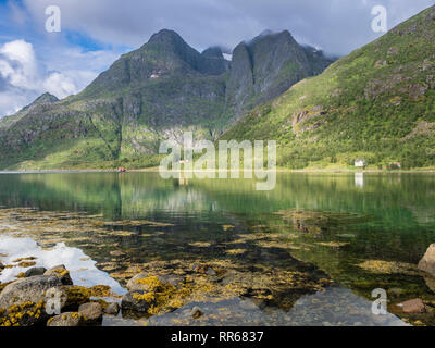 Shore A Raftsund, lo stretto tra le isole e Hinnøya Austvågøya, vista verso le montagne sull'isola Lofoten Austvagöy, Norvegia Foto Stock