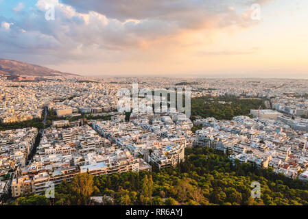 Vista su Atene nel tempo al tramonto dalla collina di Lycabettus, Grecia. Foto Stock