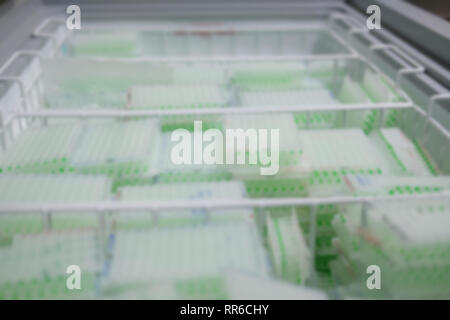 Impianto del campione di DNA in Biotecnologie Scientifiche biiology lab laboratorio. blur sullo sfondo Foto Stock