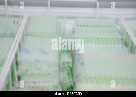 Impianto del campione di DNA in Biotecnologie Scientifiche biiology lab laboratorio. blur sullo sfondo Foto Stock