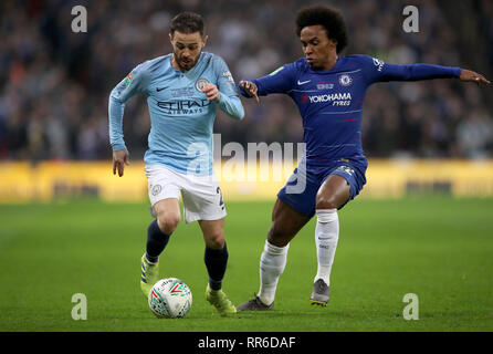 Manchester City's Bernardo Silva (sinistra) e Chelsea Willian della battaglia per la sfera durante il Carabao Cup finale allo stadio di Wembley, Londra. Foto Stock