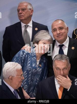 Il primo ministro Theresa Maggio è abbracciato dal Primo Ministro di Bulgaria Boyko Borissov come ella assiste l'UE-Lega degli Stati Arabi vertice di Sharm El-Sheikh, Egitto. Foto Stock