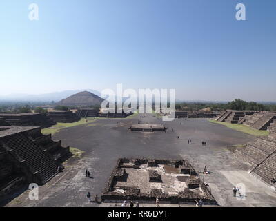 Visualizzazione ampia per Avenue dei morti e la Piramide del sole sulla sinistra al Teotihuacan rovine vicino alla capitale città del Messico paesaggi con cielo blu chiaro nel 2018 wa Foto Stock