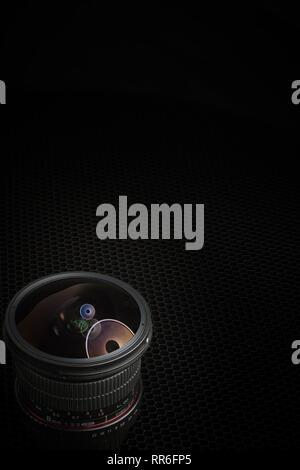 8mm fisheye fotocamera senza cofano contro uno sfondo nero, aspetto verticale. Foto Stock