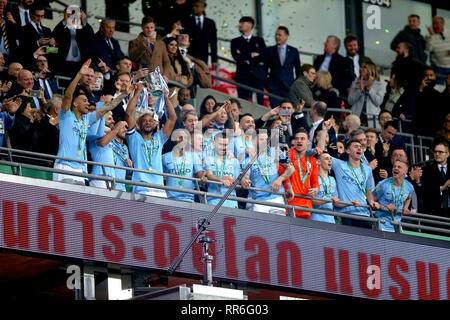 Manchester City giocatori celebrare dalle gabbie dopo la vittoria al carabao Cup finale allo stadio di Wembley, Londra. Foto Stock