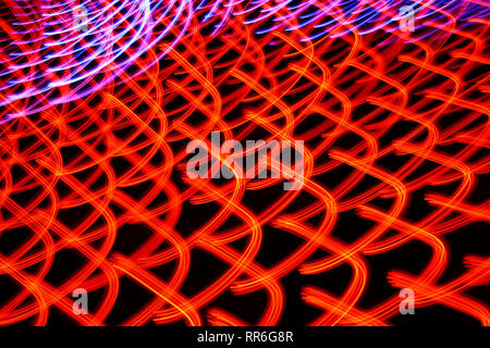 Una lunga esposizione foto di spostamento di luci al neon colorate schemi di luce Foto Stock