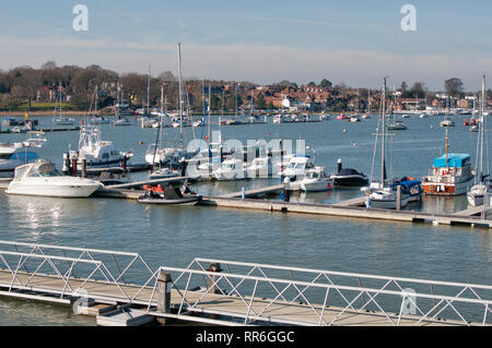 Fiume Hamble una selezione di barche di grandi e piccole dimensioni legata a un pontone pubblica. Foto Stock