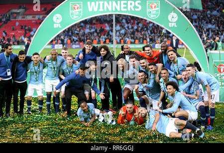 Manchester City giocatori e staff festeggiare la conquista del Carabao Cup finale allo stadio di Wembley, Londra. Foto Stock
