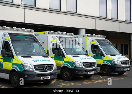 Le ambulanze parcheggiate fuori incidente e dipartimento di emergenza presso la Queen Elizabeth University Hospital di Glasgow, Scotland, Regno Unito Foto Stock