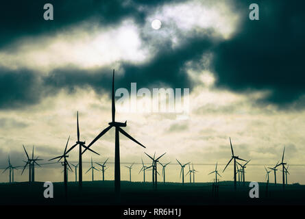 Vista di turbine eoliche al tramonto a Blacklaw Wind Farm in Scozia, Regno Unito Foto Stock