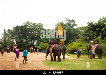 Tema di elefante mostrano per il popolo Thai e viaggiatori foriegner guardando a Samphran Elephant Terra e Crocodile Farm su luglio 17, 2018 in Nakhon virtuale, Foto Stock