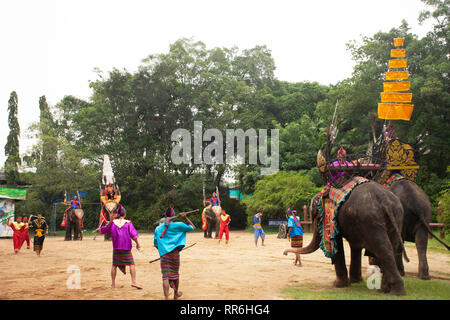 Tema di elefante mostrano per il popolo Thai e viaggiatori foriegner guardando a Samphran Elephant Terra e Crocodile Farm su luglio 17, 2018 in Nakhon virtuale, Foto Stock