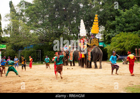 Tema di elefante mostrano per il popolo Thai e viaggiatori foriegner guardando a Samphran Elephant Terra e Crocodile Farm su luglio 17, 2018 in Nakhon virtuale, Foto Stock