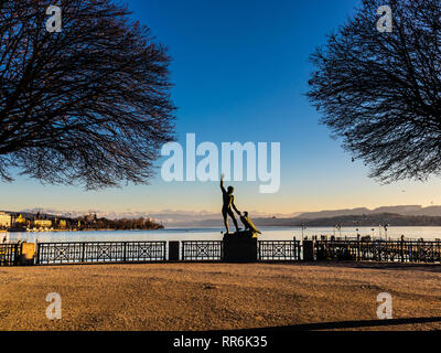 Ganymedes scultura al lago di Zurigo in inverno, Zurigo, Svizzera Foto Stock