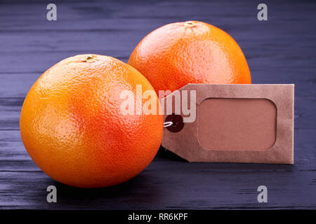 Pompelmi e cartone prezzo di etichetta. Foto Stock