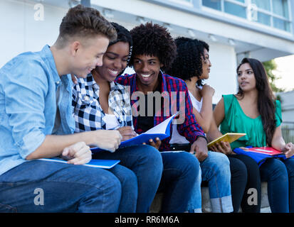 Un folto gruppo di studenti internazionali all'aperto di apprendimento sul campus della University Foto Stock